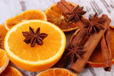 Kurutulmuş ve taze turuncu ile eski ahşap zemin üzerine baharat