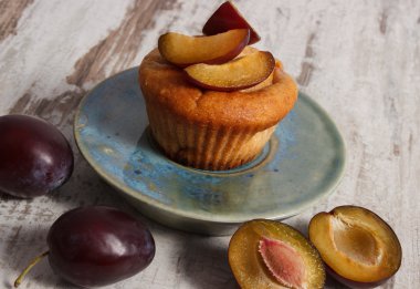 Eski ahşap arka plan, lezzetli tatlı plaka üzerinde Erik ile taze pişmiş kek