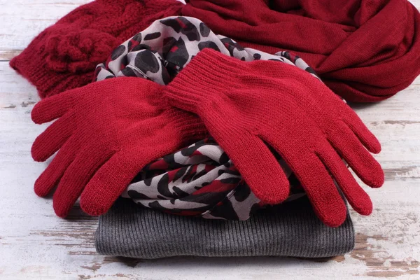 Ropa de lana para mujer para el invierno sobre fondo de madera viejo —  Fotos de Stock