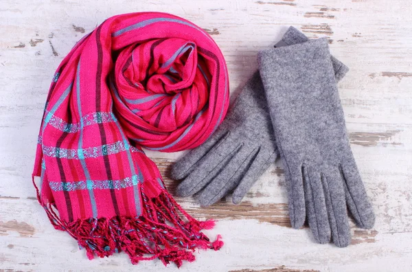 Paire de gants en laine et châle pour femme sur fond vieux bois — Photo