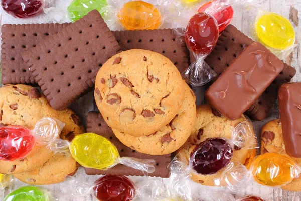 Altura de doces coloridos e biscoitos, muitos doces — Fotografia de Stock