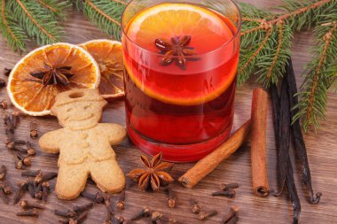 Şarap ve zencefilli baharat ve çam dalları ile Noel için mulled