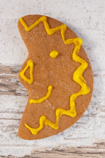 Vers gebakken ingerichte peperkoek op oude houten achtergrond, Kerstmis — Stockfoto