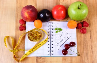 Meyve, sebze ve santimetre ile defter, zayıflama ve sağlıklı gıda