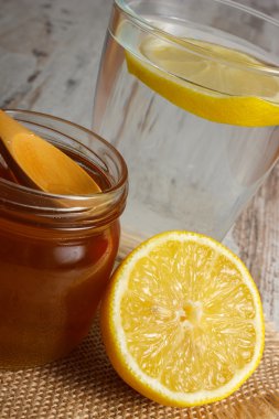Taze limon bal ve su bir bardak dilim limon ile