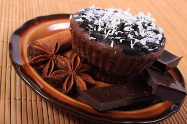 Çikolata ve anason adet pişmiş kek