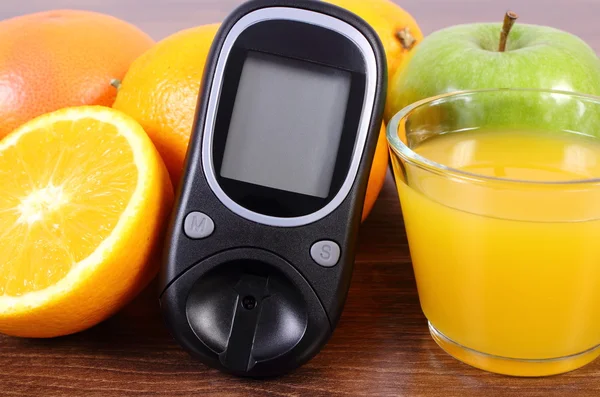 Glucometer, frutas e sucos frescos, diabetes, estilos de vida saudáveis e nutrição — Fotografia de Stock