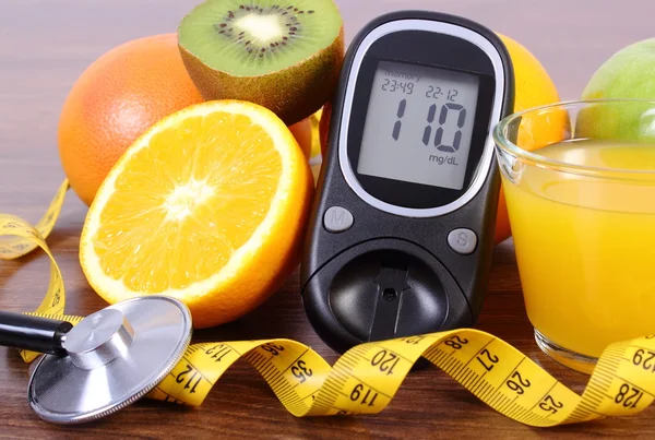 Glucosímetro, estetoscopio, frutas, jugos y centímetros, estilos de vida y nutrición de la diabetes — Foto de Stock