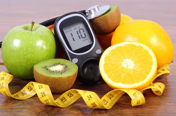 Glucometer, estetoscópio, frutas e centímetros, estilos de vida e nutrição diabetes — Fotografia de Stock
