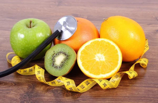 聴診器、新鮮な果物、センチメートル、健康的なライフ スタイルと栄養 — ストック写真
