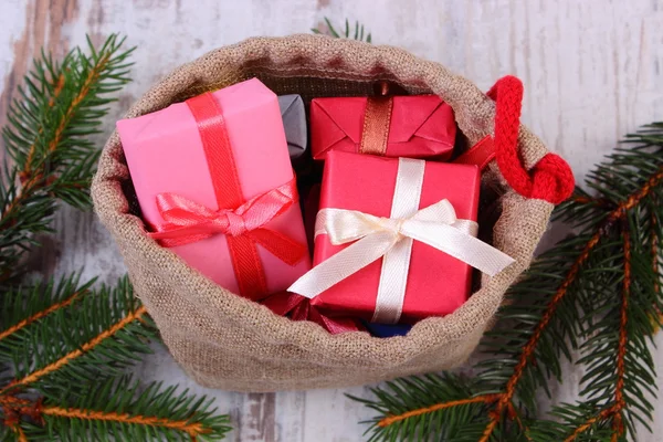 Inslagna presenter i jute väska för jul eller annat firande — Stockfoto