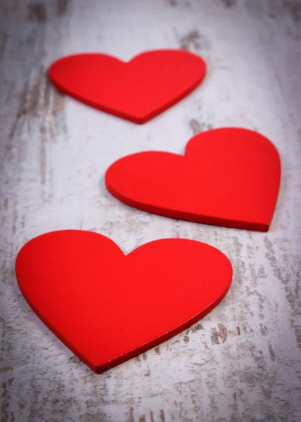 Coeurs rouges Saint-Valentin sur une vieille table blanche en bois, symbole d'amour — Photo