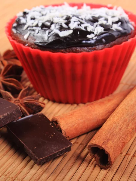 Muffins com coco dessecado, chocolate, anis e canela — Fotografia de Stock