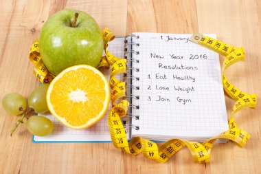 Yeni yıl kararları yazılı defter ve şerit metre