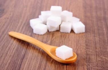 Küp şeker ahşap arka plan üzerinde yemek pişirmek için madde