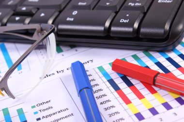 Mali grafik, iş kavramı üzerinde kalem, gözlük ve bilgisayar klavye