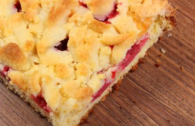 Taze pişmiş Maya kek çilek ahşap tablo