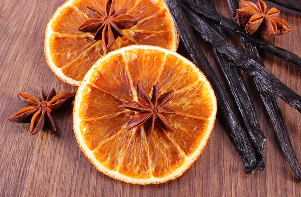 Αρωματική βανίλια, αστεροειδή γλυκάνισο και αποξηραμένο πορτοκάλι στην ξύλινη επιφάνεια σανίδα — Φωτογραφία Αρχείου