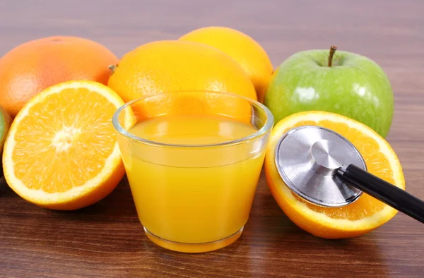Estetoscopio, frutas y jugos frescos, estilos de vida saludables y nutrición —  Fotos de Stock
