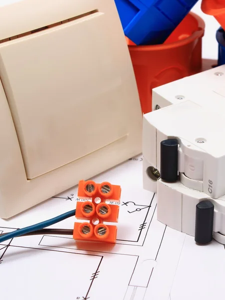 Componentes para instalações eléctricas e diagramas — Fotografia de Stock