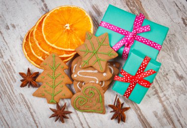 Zencefilli baharat ve eski ahşap arka plan, Noel'de Noel zamanı için hediyeler