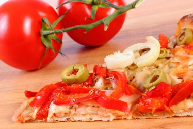 Vejetaryen pizza ve ahşap yüzey üzerinde domates dilim