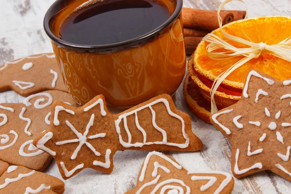 Pan de jengibre fresco, taza de café y especias sobre fondo de madera viejo, tiempo de Navidad —  Fotos de Stock