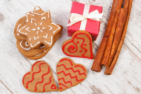 Pan di zenzero con cannella e regali per Natale su sfondo vecchio di legno, periodo natalizio — Foto Stock