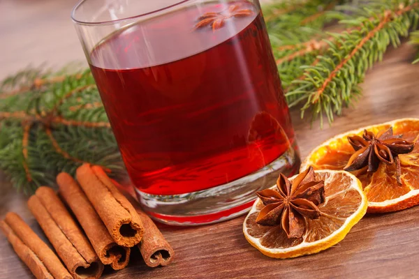 Vino caliente para Navidad o noche de invierno con especias y ramas de abeto — Foto de Stock