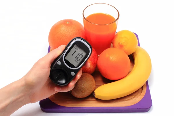 El ile şekeri ölçüm cihazı, doğal meyve, cam suyu — Stok fotoğraf