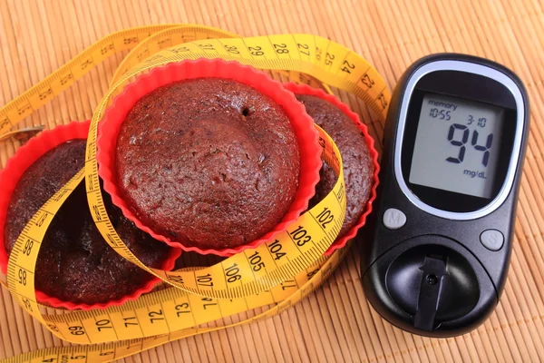 Glukometer, Muffins in roten Tassen und Maßband — Stockfoto