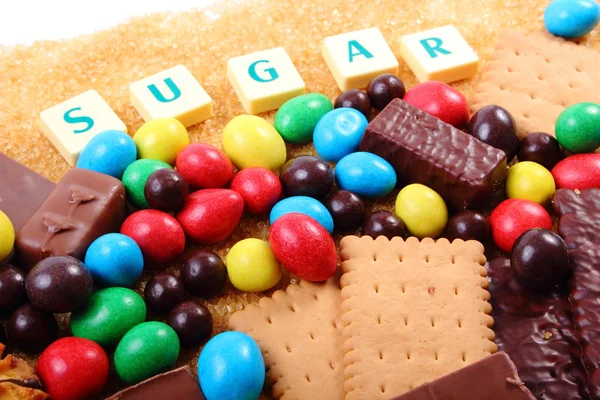 Beaucoup de bonbons, sucre brun et sucre de mot, aliments malsains — Photo