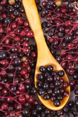 Mürver tahta kaşıkla, sağlıklı yiyecek yığını