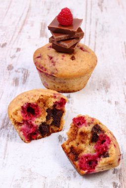 Taze pişmiş kek Ahududu ve ahşap arka plan, lezzetli tatlı çikolata ile