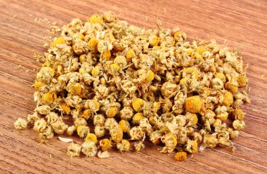 Ahşap masa, alternatif tıp üzerinde kurutulmuş papatya