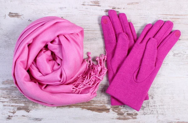 Guantes y chal de lana para mujer sobre fondo de madera viejo — Foto de Stock