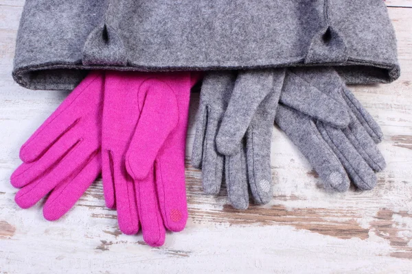 Woolen gloves with handbag for woman on old wooden background — Stockfoto