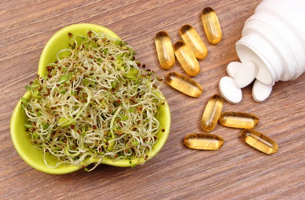 Kiełki lucerny i rzodkiewka z tabletek suplementów, zdrowe odżywianie — Zdjęcie stockowe