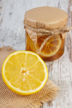 Taze limon ve bal ahşap masa, sağlıklı yiyecek ve beslenme