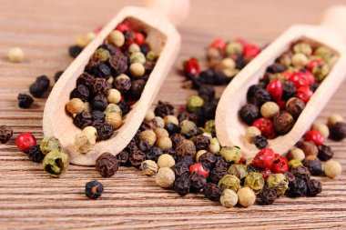 Ahşap zemin üzerine kaşıkla taze renkli biber