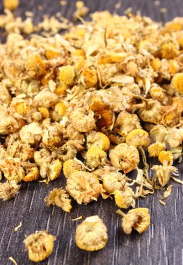 Ahşap masa, alternatif tıp üzerinde kurutulmuş papatya