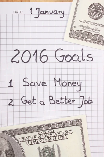 Ano Novo resoluções escritas em notebook e moedas dólar — Fotografia de Stock