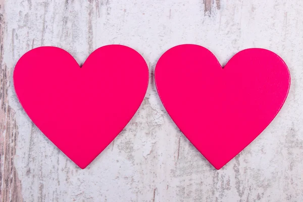 Valentim corações cor-de-rosa na velha mesa branca de madeira, símbolo do amor — Fotografia de Stock