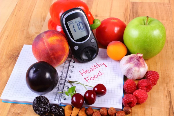 Frutas e legumes com glicosímetro e notebook para notas, alimentos saudáveis, diabetes — Fotografia de Stock