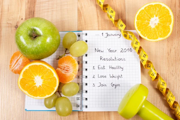 Resoluções de anos novos escritas em caderno e frutos, halteres com centímetro — Fotografia de Stock