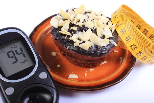 Glukometr, czekoladowe babeczki i centymetrem — Zdjęcie stockowe