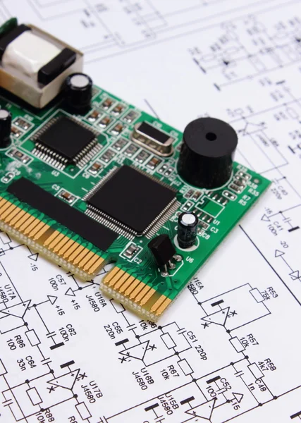 Kretskortet liggande på diagrammet av elektronik, teknik — Stockfoto