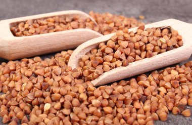 Karabuğday kabuğu çıkarılmış tane kaşık çimento yapısı ile