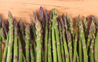 Ahşap yüzey, sağlıklı yeme üzerine yeşil kuşkonmaz