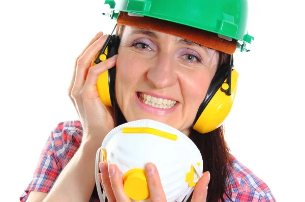 Donna con maschera protettiva indossando casco e cuffie — Foto Stock